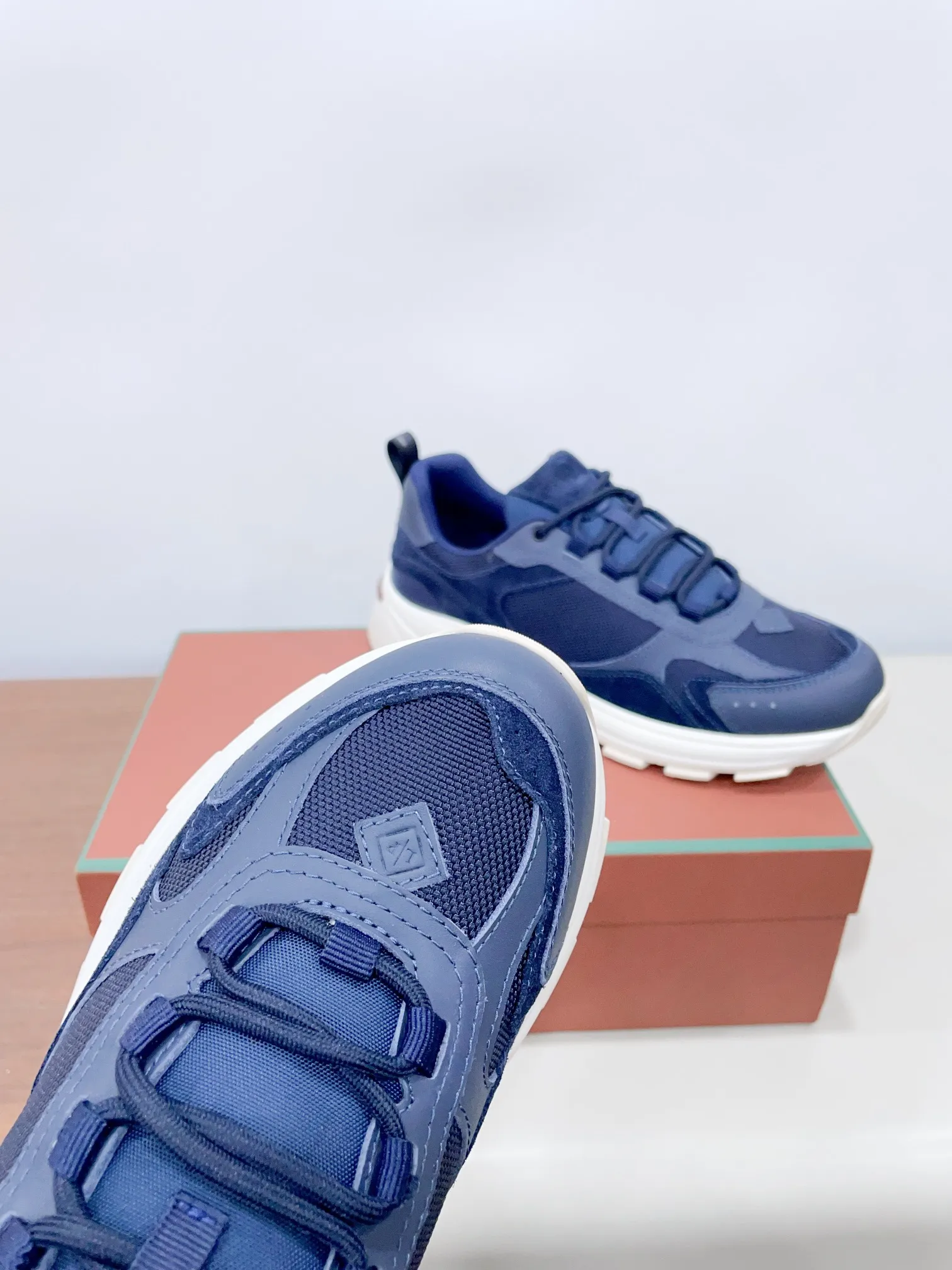 👟👟Ex-factory price 620👟👟 (Male +10) LP's new product Loro Pian* ✅Cairn Walk couple's sneakers dad shoes Official price RMB¥ ¥ 8,200 This urban style-inspired sneaker fits the foot comfortably. Cowhide and suede panels add a refined texture to the sleek silhouette, while soft padding follows every contour, making it the ideal companion for urban adventures or casual weekend getaways. The light and soft soles are designed with complex and fine carved textures and have excellent performance. 𝙎𝙞𝙯𝙚: 35-40 women, 39-45 men (40 women and 45 men are custom-made and cannot be returned or exchanged) The ultimate cost-effectiveness leaves the factory, no negotiation.